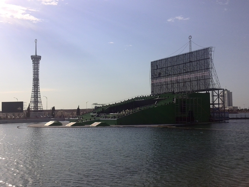 土庫曼斯坦節(jié)日慶典舞臺與燈塔